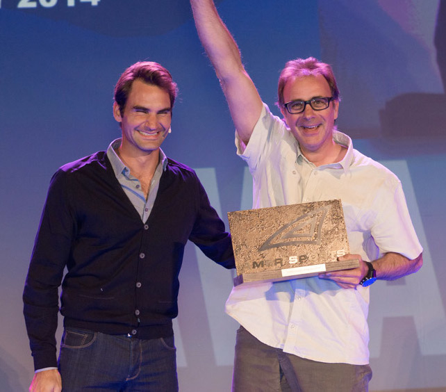 Roger Federer entrega el premio a Jorge Moragas para Amersports España, como mejor filial 2014